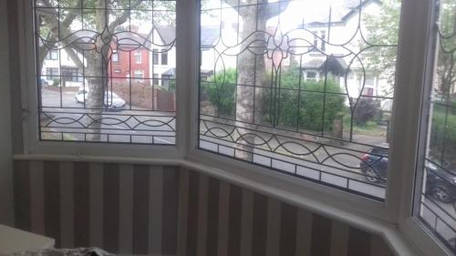 Wallpaper bedroom stripes 4