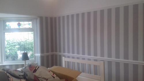 Wallpaper bedroom stripes 2