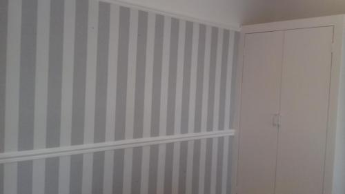 Wallpaper bedroom stripes